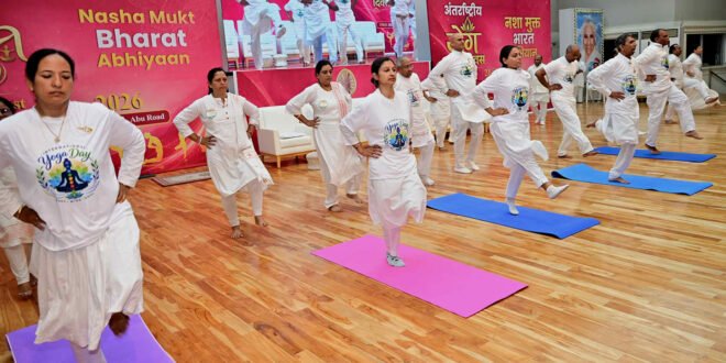 प्राणायाम और राजयोग से स्वस्थ जीवन का संदेश, हजारों लोगों ने किया सामूहिक योग